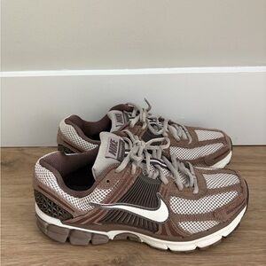 Nike Vomero 5 - Brown